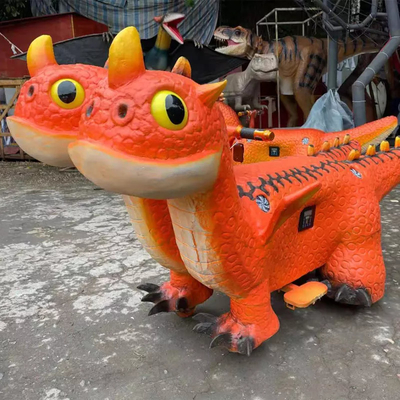 屋外の恐竜公園はサイズによってカスタマイズされる現実的な恐竜モデルに乗ります