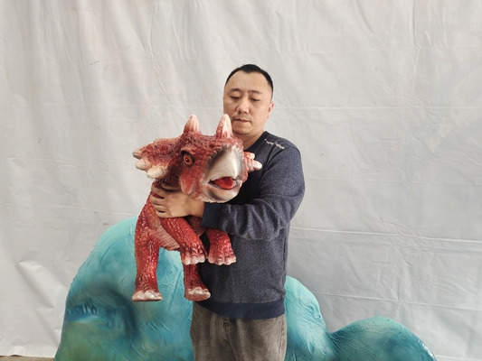 購入 手制御赤ん坊の販売のためのAnimatronic恐竜のトリケラトプスのパペット online manufacture