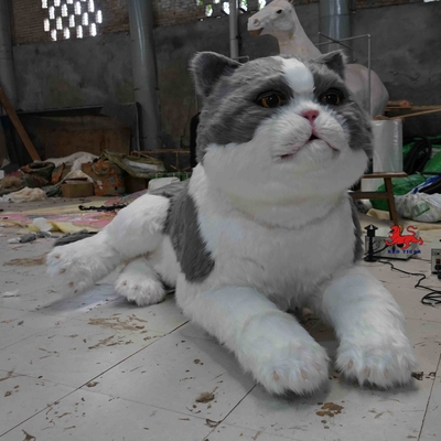 実物大の現実的なアニマトロニクスの猫、相互に話す美しい猫